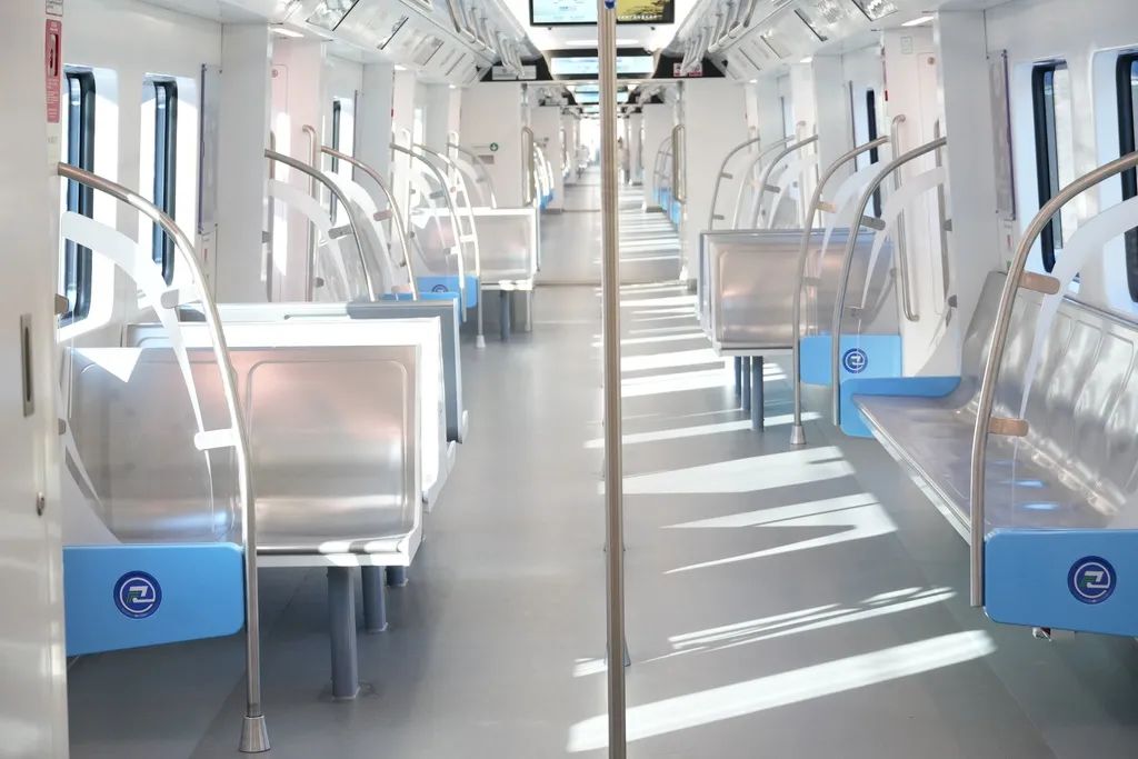 城軌快線15號線列車最大載客量2428人。重慶交通開投鐵路集團供圖